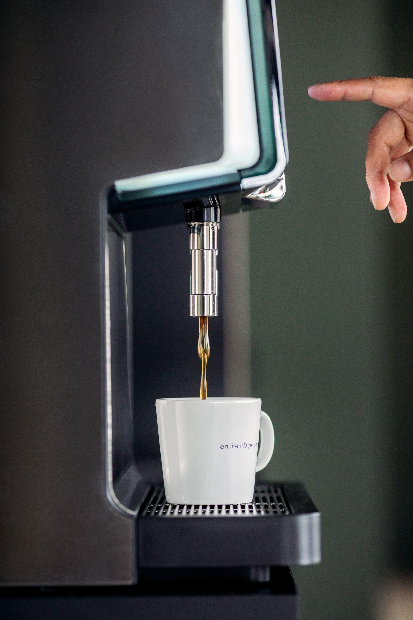Gratis kaffe og te. Bildet viser kaffemaskinen på kjøkkenet. 